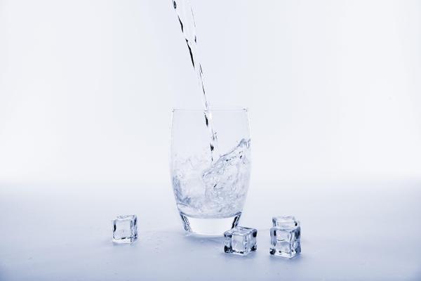 How Much Water Should You Drink Each Day? Here’s What the Science Says